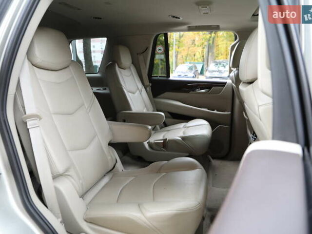 Кадиллак Эскалейд 2014 в Харькове на Automoto.ua Бежевый Кадиллак Эскалейд, объемом двигателя 6.2 л и пробегом 101 тыс. км за 31500 $, фото 10 на Automoto.ua