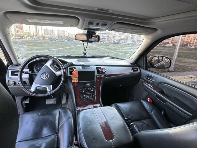 Черный Кадиллак Эскалейд, объемом двигателя 6.2 л и пробегом 205 тыс. км за 12500 $, фото 5 на Automoto.ua