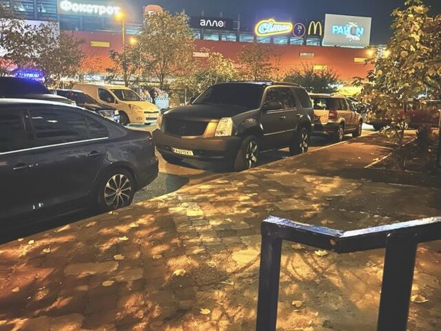 Черный Кадиллак Эскалейд, объемом двигателя 6.2 л и пробегом 205 тыс. км за 12500 $, фото 2 на Automoto.ua