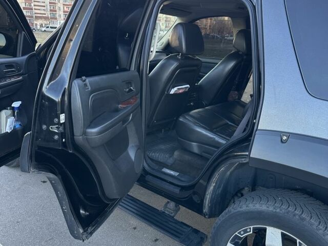 Черный Кадиллак Эскалейд, объемом двигателя 6.2 л и пробегом 205 тыс. км за 12500 $, фото 6 на Automoto.ua