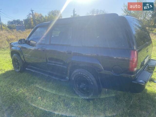 Черный Кадиллак Эскалейд, объемом двигателя 5.8 л и пробегом 300 тыс. км за 6600 $, фото 5 на Automoto.ua