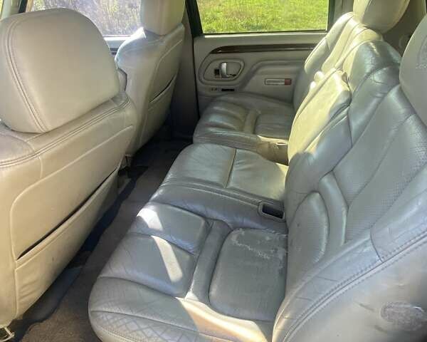 Черный Кадиллак Эскалейд, объемом двигателя 5.8 л и пробегом 300 тыс. км за 6600 $, фото 8 на Automoto.ua