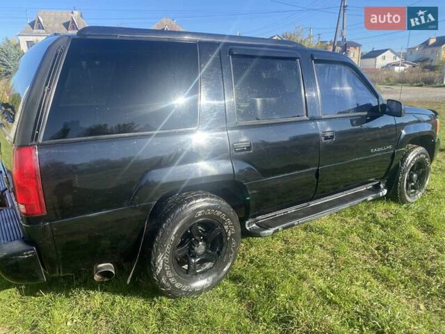 Черный Кадиллак Эскалейд, объемом двигателя 5.8 л и пробегом 300 тыс. км за 6600 $, фото 3 на Automoto.ua