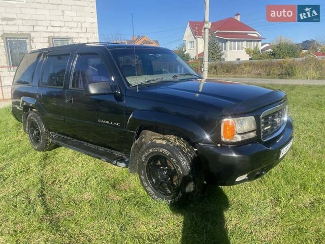 Черный Кадиллак Эскалейд, объемом двигателя 5.8 л и пробегом 300 тыс. км за 6600 $, фото 1 на Automoto.ua