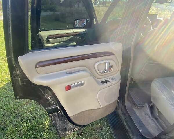 Черный Кадиллак Эскалейд, объемом двигателя 5.8 л и пробегом 300 тыс. км за 6600 $, фото 9 на Automoto.ua