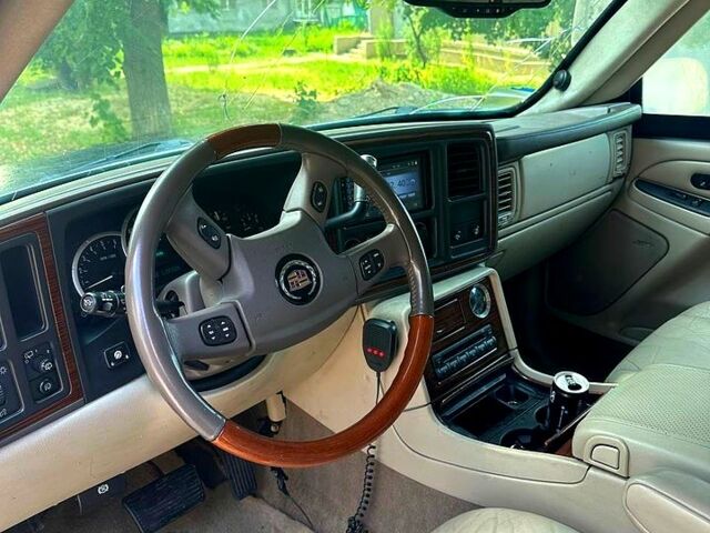 Черный Кадиллак Эскалейд, объемом двигателя 6 л и пробегом 100 тыс. км за 13200 $, фото 6 на Automoto.ua