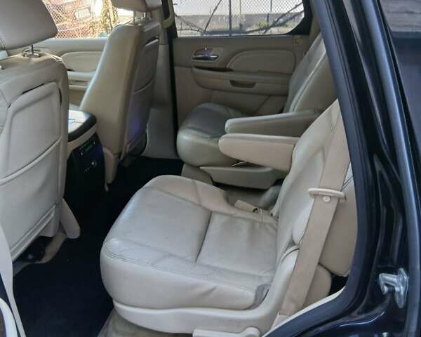 Чорний Каділак Ескалейд, об'ємом двигуна 6.2 л та пробігом 115 тис. км за 12500 $, фото 12 на Automoto.ua