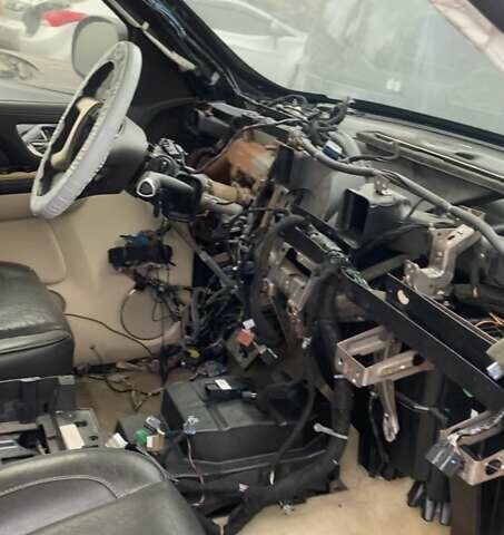 Черный Кадиллак Эскалейд, объемом двигателя 6.2 л и пробегом 167 тыс. км за 11000 $, фото 9 на Automoto.ua