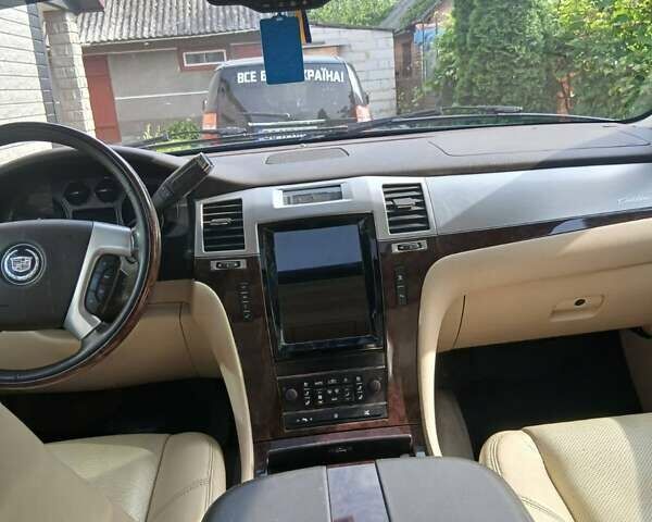 Чорний Каділак Ескалейд, об'ємом двигуна 6.2 л та пробігом 115 тис. км за 12500 $, фото 5 на Automoto.ua