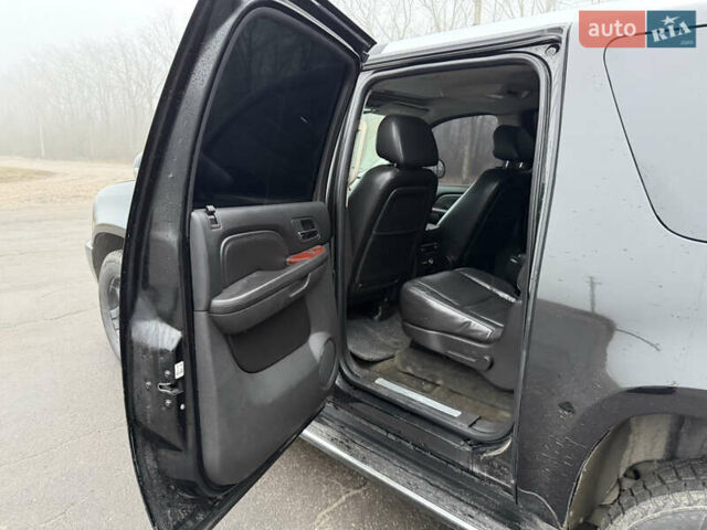 Чорний Каділак Ескалейд, об'ємом двигуна 6.2 л та пробігом 250 тис. км за 14000 $, фото 25 на Automoto.ua