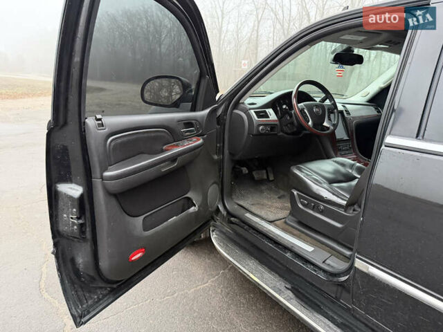 Чорний Каділак Ескалейд, об'ємом двигуна 6.2 л та пробігом 250 тис. км за 14000 $, фото 30 на Automoto.ua