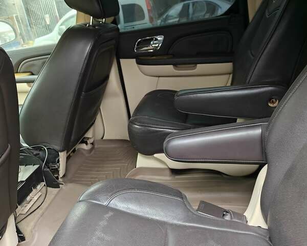 Черный Кадиллак Эскалейд, объемом двигателя 6.2 л и пробегом 167 тыс. км за 11000 $, фото 10 на Automoto.ua