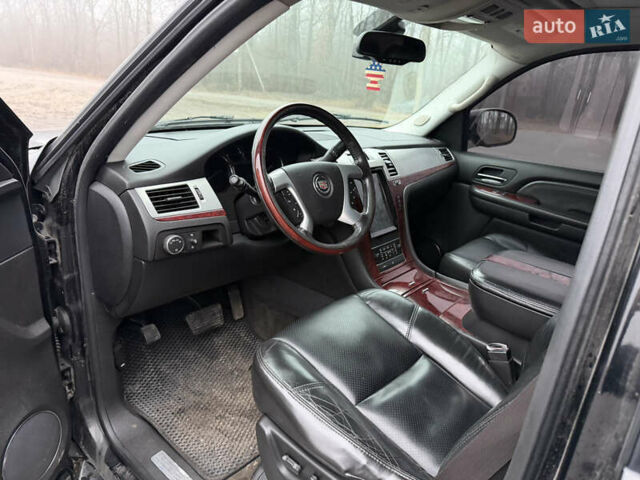 Чорний Каділак Ескалейд, об'ємом двигуна 6.2 л та пробігом 250 тис. км за 14000 $, фото 29 на Automoto.ua
