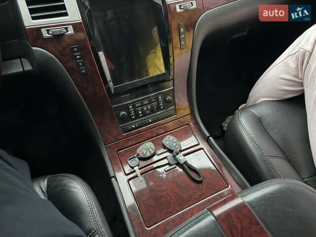 Чорний Каділак Ескалейд, об'ємом двигуна 6.2 л та пробігом 250 тис. км за 14000 $, фото 27 на Automoto.ua