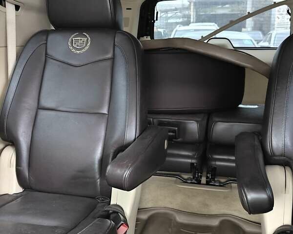 Черный Кадиллак Эскалейд, объемом двигателя 6.2 л и пробегом 167 тыс. км за 11000 $, фото 5 на Automoto.ua
