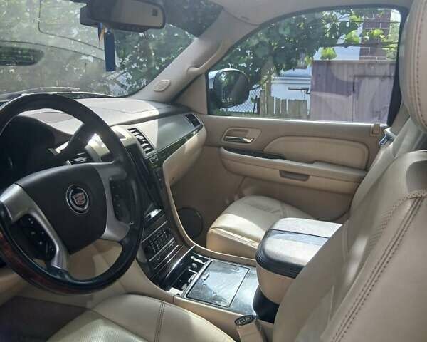 Чорний Каділак Ескалейд, об'ємом двигуна 6.2 л та пробігом 115 тис. км за 12500 $, фото 4 на Automoto.ua