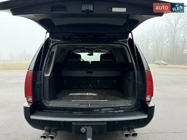 Чорний Каділак Ескалейд, об'ємом двигуна 6.2 л та пробігом 250 тис. км за 14000 $, фото 15 на Automoto.ua