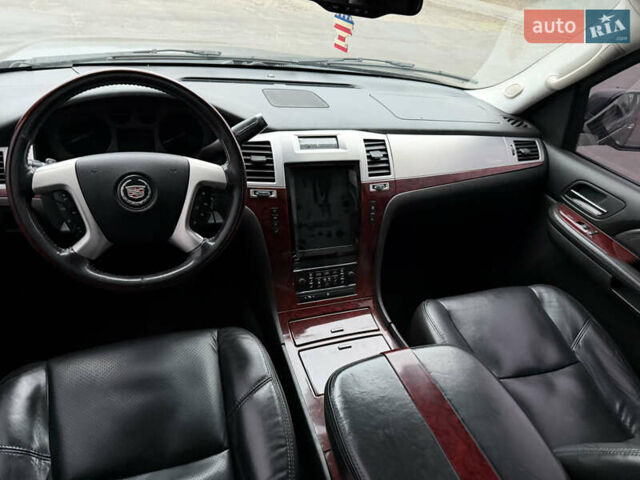 Чорний Каділак Ескалейд, об'ємом двигуна 6.2 л та пробігом 250 тис. км за 14000 $, фото 26 на Automoto.ua