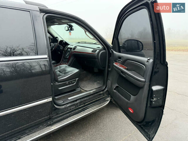 Чорний Каділак Ескалейд, об'ємом двигуна 6.2 л та пробігом 250 тис. км за 14000 $, фото 20 на Automoto.ua