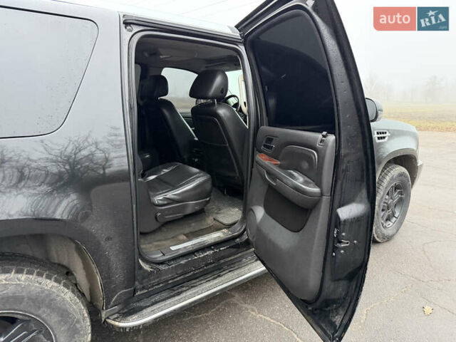 Чорний Каділак Ескалейд, об'ємом двигуна 6.2 л та пробігом 250 тис. км за 14000 $, фото 18 на Automoto.ua