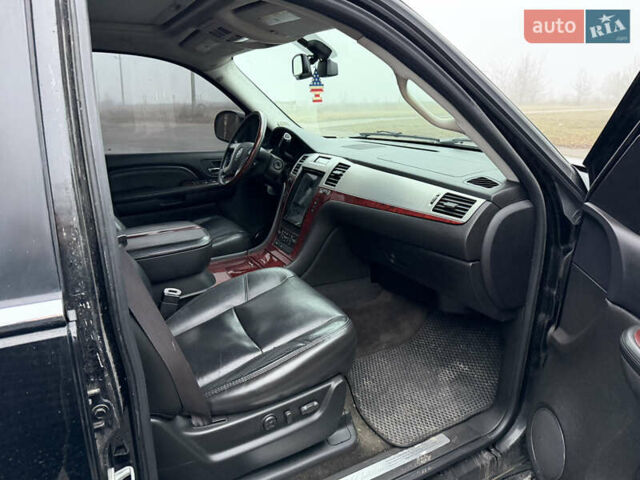 Чорний Каділак Ескалейд, об'ємом двигуна 6.2 л та пробігом 250 тис. км за 14000 $, фото 21 на Automoto.ua