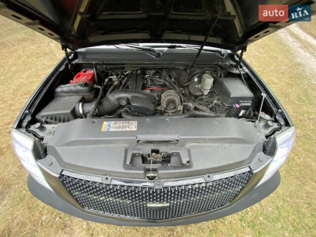 Чорний Каділак Ескалейд, об'ємом двигуна 6.2 л та пробігом 180 тис. км за 12000 $, фото 53 на Automoto.ua