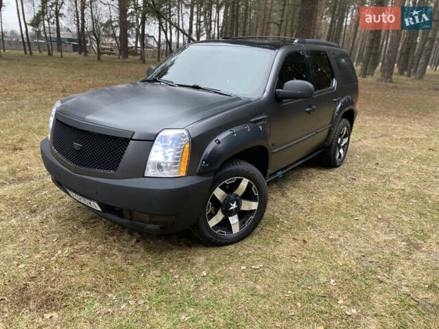 Чорний Каділак Ескалейд, об'ємом двигуна 6.2 л та пробігом 180 тис. км за 12000 $, фото 36 на Automoto.ua