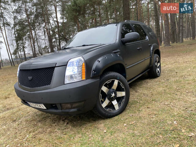 Чорний Каділак Ескалейд, об'ємом двигуна 6.2 л та пробігом 180 тис. км за 12000 $, фото 31 на Automoto.ua