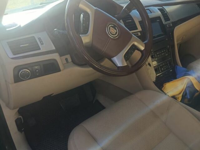 Черный Кадиллак Эскалейд, объемом двигателя 0 л и пробегом 240 тыс. км за 8000 $, фото 6 на Automoto.ua