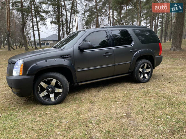 Чорний Каділак Ескалейд, об'ємом двигуна 6.2 л та пробігом 180 тис. км за 12000 $, фото 40 на Automoto.ua