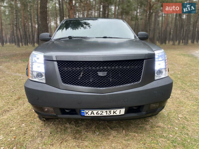 Чорний Каділак Ескалейд, об'ємом двигуна 6.2 л та пробігом 180 тис. км за 12000 $, фото 16 на Automoto.ua