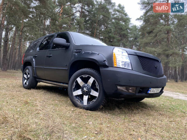 Чорний Каділак Ескалейд, об'ємом двигуна 6.2 л та пробігом 180 тис. км за 12000 $, фото 7 на Automoto.ua