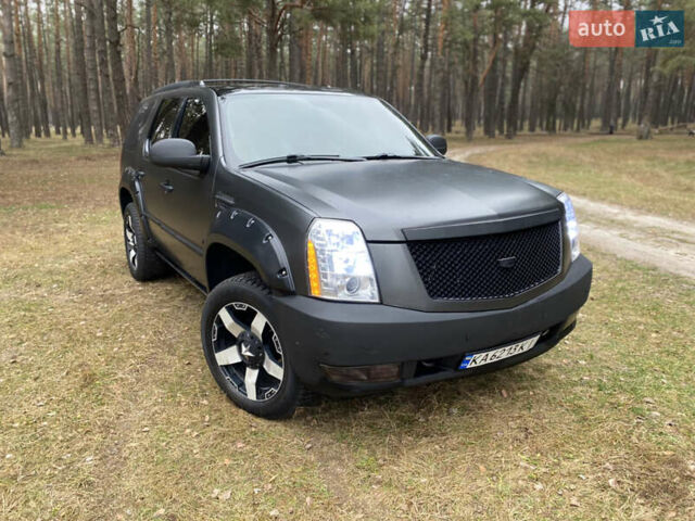 Чорний Каділак Ескалейд, об'ємом двигуна 6.2 л та пробігом 180 тис. км за 12000 $, фото 3 на Automoto.ua