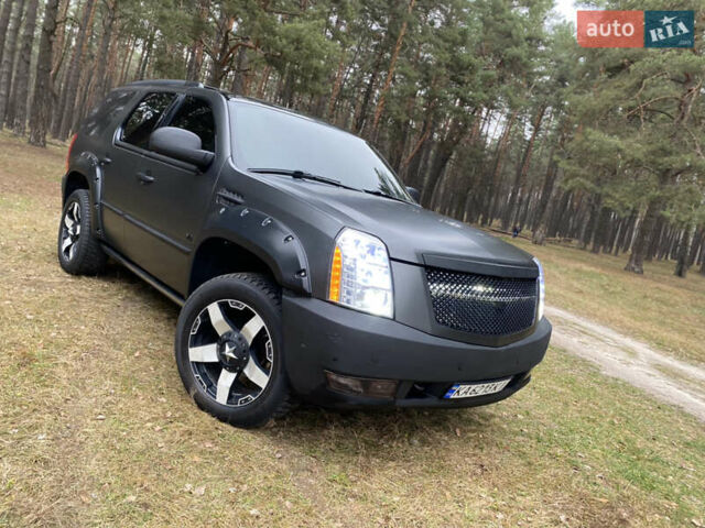 Чорний Каділак Ескалейд, об'ємом двигуна 6.2 л та пробігом 180 тис. км за 12000 $, фото 19 на Automoto.ua