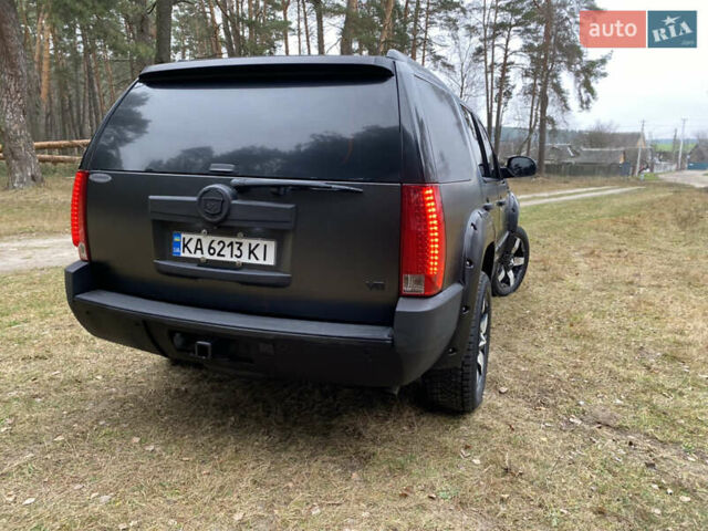 Чорний Каділак Ескалейд, об'ємом двигуна 6.2 л та пробігом 180 тис. км за 12000 $, фото 42 на Automoto.ua