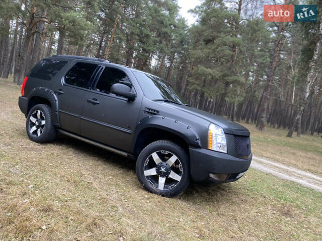 Чорний Каділак Ескалейд, об'ємом двигуна 6.2 л та пробігом 180 тис. км за 12000 $, фото 9 на Automoto.ua