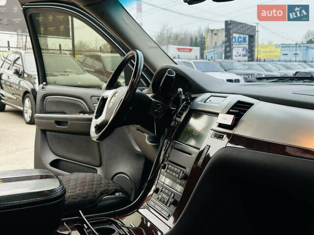 Черный Кадиллак Эскалейд, объемом двигателя 6.16 л и пробегом 255 тыс. км за 14900 $, фото 23 на Automoto.ua