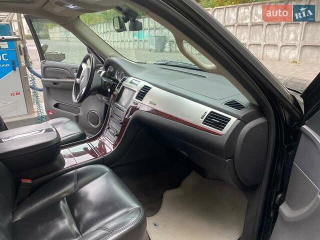 Кадиллак Эскалейд 2008 в Днепре (Днепропетровске) на Automoto.ua Черный Кадиллак Эскалейд, объемом двигателя 6 л и пробегом 154 тыс. км за 20000 $, фото 48 на Automoto.ua