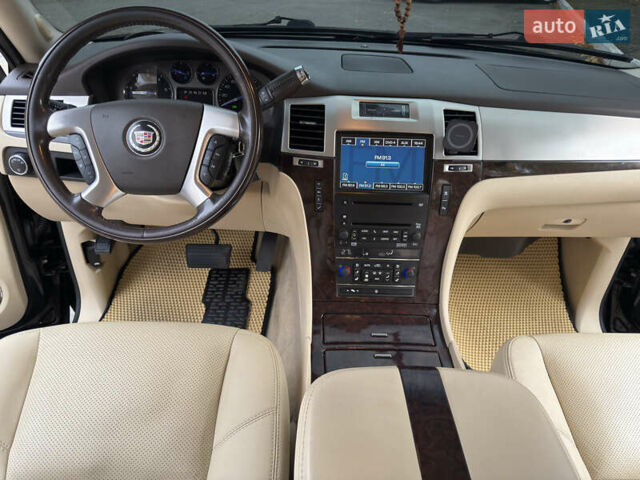 Кадиллак Эскалейд 2008 в Виннице на Automoto.ua Черный Кадиллак Эскалейд, объемом двигателя 6.2 л и пробегом 250 тыс. км за 15950 $, фото 2 на Automoto.ua