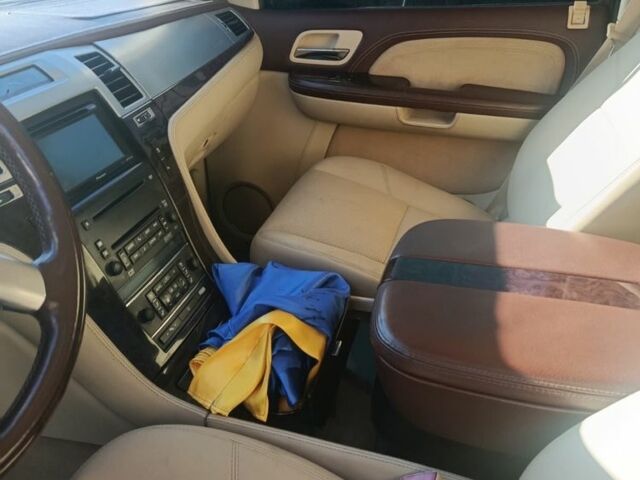 Черный Кадиллак Эскалейд, объемом двигателя 0 л и пробегом 240 тыс. км за 8000 $, фото 7 на Automoto.ua