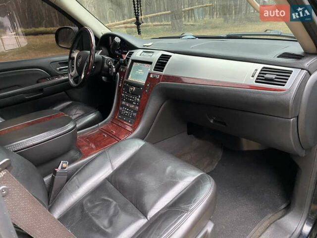 Чорний Каділак Ескалейд, об'ємом двигуна 6.2 л та пробігом 180 тис. км за 12000 $, фото 60 на Automoto.ua