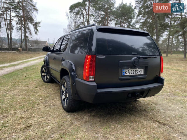 Чорний Каділак Ескалейд, об'ємом двигуна 6.2 л та пробігом 180 тис. км за 12000 $, фото 21 на Automoto.ua