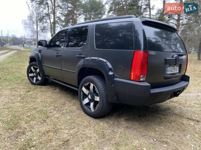 Чорний Каділак Ескалейд, об'ємом двигуна 6.2 л та пробігом 180 тис. км за 12000 $, фото 24 на Automoto.ua