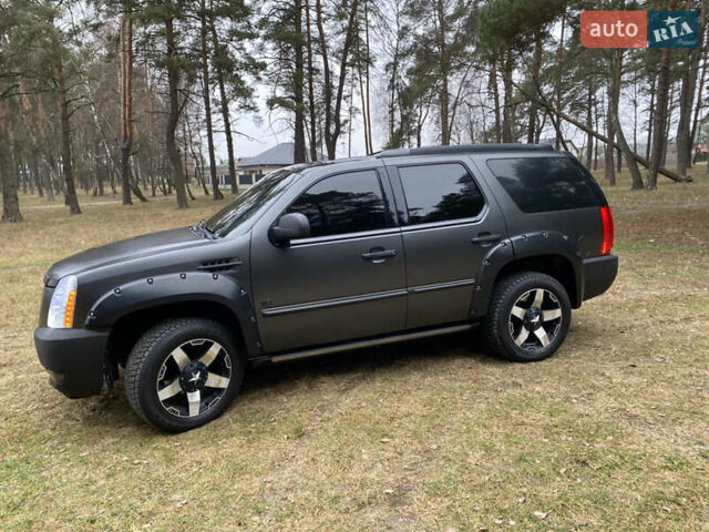 Чорний Каділак Ескалейд, об'ємом двигуна 6.2 л та пробігом 180 тис. км за 12000 $, фото 30 на Automoto.ua
