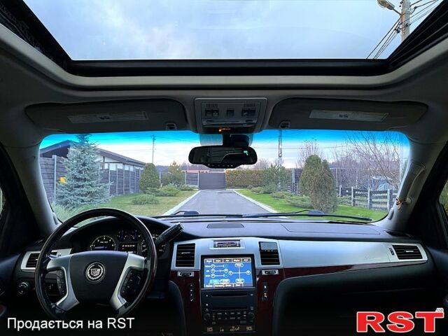 Черный Кадиллак Эскалейд, объемом двигателя 6.2 л и пробегом 155 тыс. км за 15000 $, фото 8 на Automoto.ua