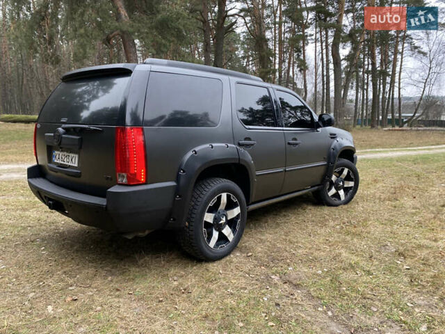 Чорний Каділак Ескалейд, об'ємом двигуна 6.2 л та пробігом 180 тис. км за 12000 $, фото 45 на Automoto.ua