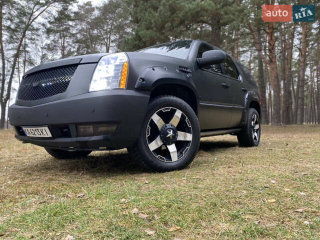 Чорний Каділак Ескалейд, об'ємом двигуна 6.2 л та пробігом 180 тис. км за 12000 $, фото 33 на Automoto.ua