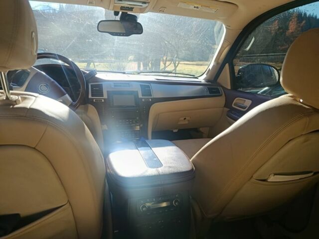 Черный Кадиллак Эскалейд, объемом двигателя 0 л и пробегом 240 тыс. км за 8000 $, фото 1 на Automoto.ua