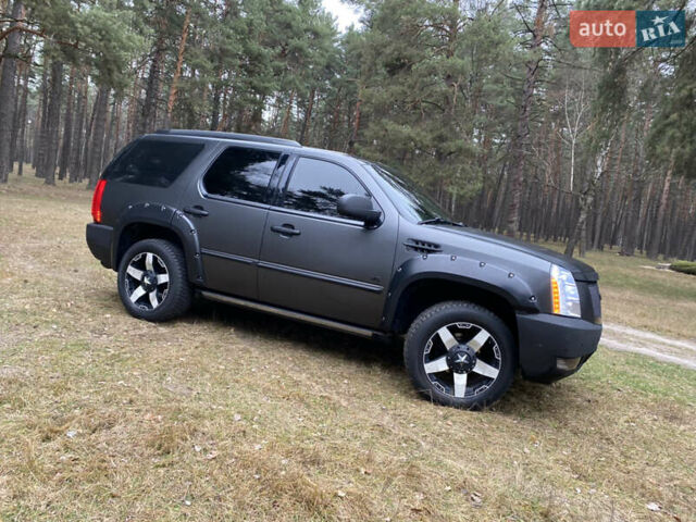 Чорний Каділак Ескалейд, об'ємом двигуна 6.2 л та пробігом 180 тис. км за 12000 $, фото 13 на Automoto.ua