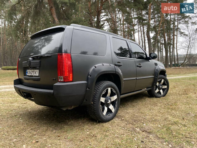 Чорний Каділак Ескалейд, об'ємом двигуна 6.2 л та пробігом 180 тис. км за 12000 $, фото 44 на Automoto.ua